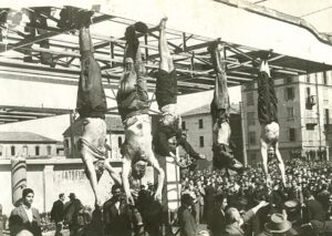 Here’s the photo of Mussolini’s mutilated corpse — hung upside-down — that Italian students copied with an Elon Musk doll in the same public square 80 years later, saying: “There’s always room in Piazzale Loreto, Elon” 🇪🇺